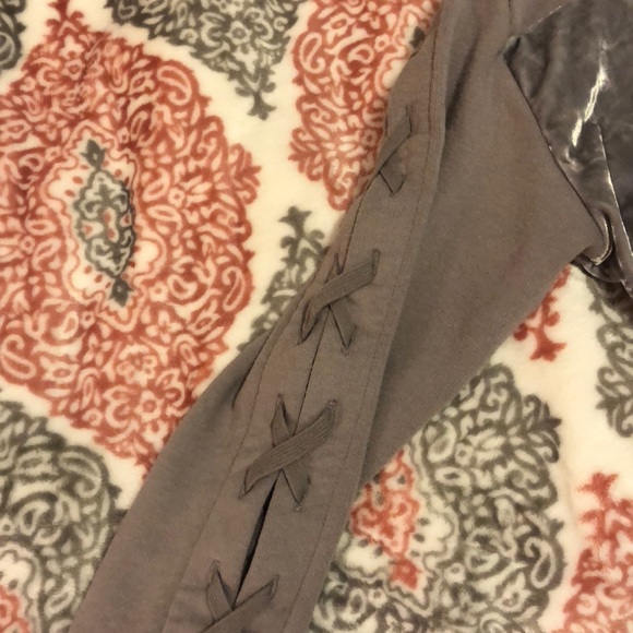 PINK VS Cropped Hoodie - Picture 2 of 3